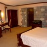 Las habitaciones del piso superior de los bungalows en el Naivasha Sopa cuenta con una cama king size