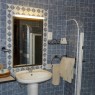 Los cuartos de baño de las habitaciones son muy amplios y su decoración es llamativa para el concepto del Naivasha Sopa