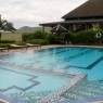 Detalle de la piscina del Lake Nakuru Lodge con el Lago Nakuru al fondo