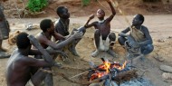 Jóvenes hazda comentando la cacería en su poblado del Lago Eyasi, Tanzania