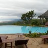 La piscina con vistas al valle del Rift y al lago Manyara es todo un espectáculo