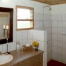 Los cuarto de baño del Nsutu Safari Lodge, al igual que las habitaciones, son sencillos pero funcionales