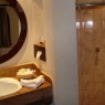 Los cuartos de baño son funcionales pero austeros en el Serengeti Serena Safari Lodge