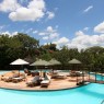 La zona de la piscina es posiblemente lo que más destaca en el Tarangire Sopa Lodge