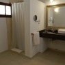 Los cuartos de baño del Karafuu con muy amplios y todos son con ducha