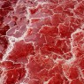 Lago Natron presenta presenta un color rojo brillante derivado de los microorganismos que se alimentan de su sal