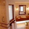 Detalle del cuarto de baño de una habitación del Arusha Mountain Lodge