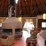 La zona del bar Jambo ejerce como distribuidor del resto de las instalaciones en el Masai Mara Sopa