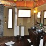 Las espaciosas habitaciones lde Tarangire Treetops, 65 m², cuentan con un completo baño con ducha dob