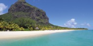 Dinarobin se encuentra en el lugar más espectacular de Mauricio, con Le Morne al fondo