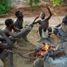Jóvenes hazda comentando la cacería en su poblado del Lago Eyasi, Tanzania