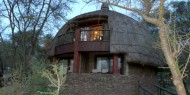 Las construcciones del Serengeti Serena Safari Lodge imitan los rondavels, construcciones típicas africanas