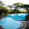 El área de la piscina tiene abundante sombra y buenas vistas a la sabana en el Serena Lodge