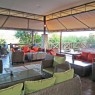 El salón bar del Ashnil Mara ofrece un agradable espacio con magníficas vistas